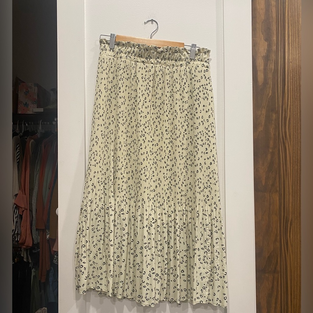 Black and cream leopard print skirt